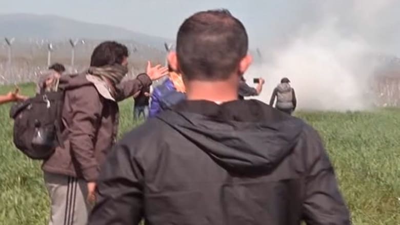 بالفيديو: شرطة مقدونيا تطلق الغاز المسيل للدموع على لاجئين عبر حدودها مع اليونان