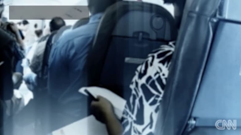 بالفيديو: لصة تعترف بسرقة ما ينسى على الطائرات بعد نزول ركابها