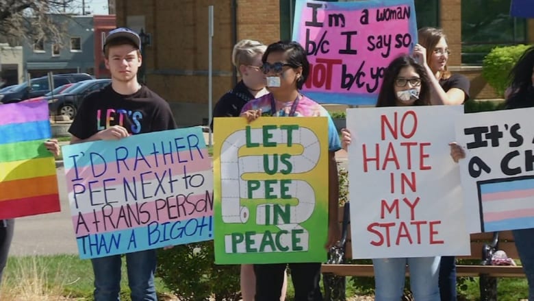 جدل واسع في أمريكا بعد قوانين استخدام الحمامات وحقوق المثليين