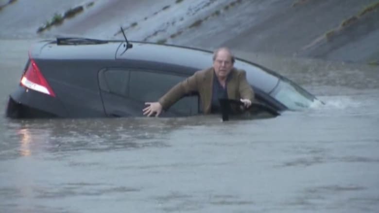 بالفيديو: غرق سيارة بسبب العواصف والفيضانات ونجاة سائقها في ولاية تكساس