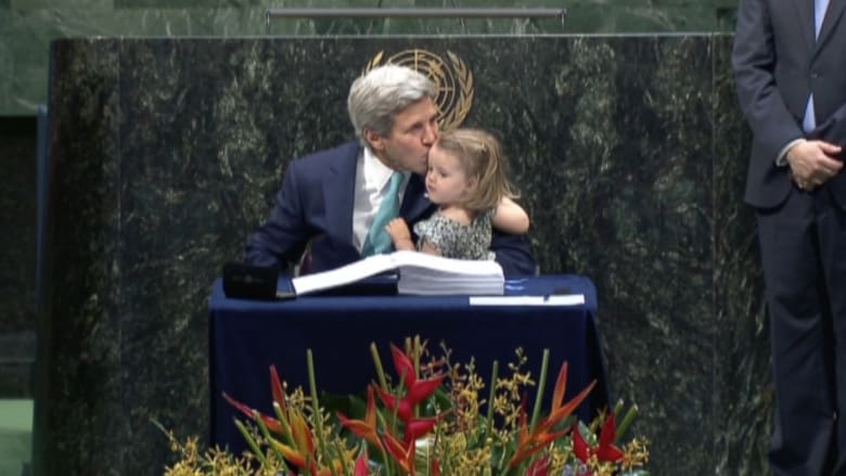 بالفيديو: كيري يحمل حفيدته إلى حفل توقيع "اتفاق باريس" حول المناخ