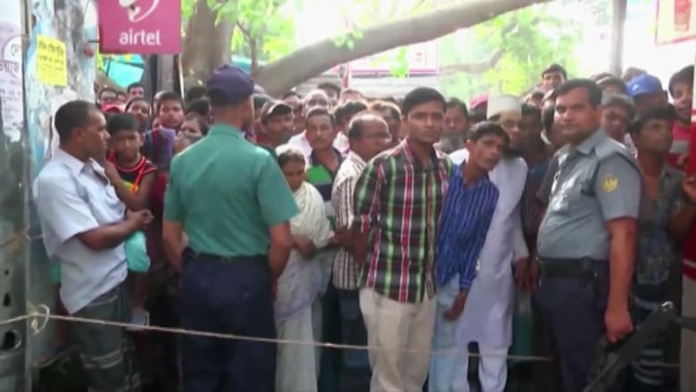 بالفيديو: القبض على مشتبه به بمقتل مدرس جامعة في بنغلاديش