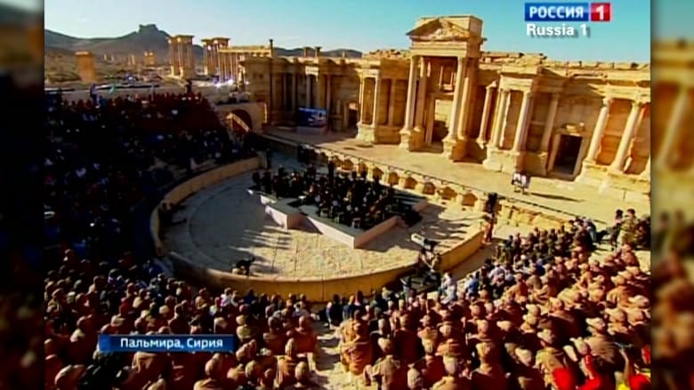 بالفيديو: أوركسترا روسية تعزف في تدمر بمناسبة "عيد الشهداء" في سوريا و"عيد النصر" في روسيا