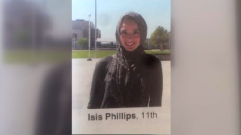 بالفيديو: فتاة مسلمة يُكتب اسمها في كتاب المدرسة السنوي “داعش فيليبس”