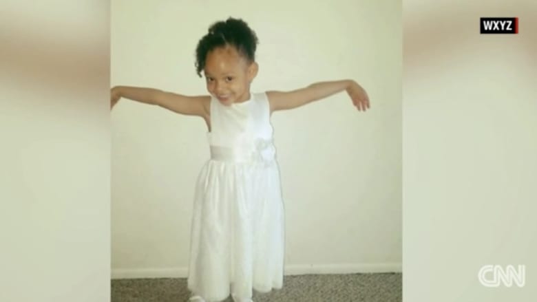 بالفيديو: فتاة في الخامسة من عمرها تطلق النار قاتلةً نفسها