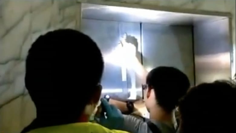 شاهد.. لحظة إنقاذ امرأة من مصعد تعطل بعد زلزال في تايوان