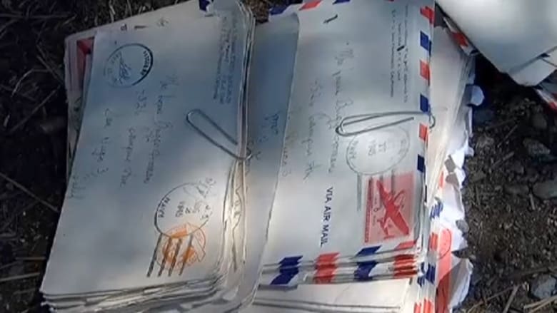 شاهد.. زوجان يعثران على رسائل لعاشقين كتبت قبل 70 عاما