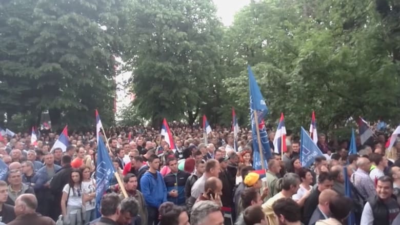 بالفيديو: آلاف المتظاهرين في احتجاجات معارضة وأخرى مؤيدة لرئيس صرب البوسنة