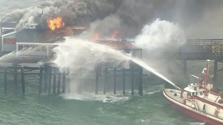 بالفيديو: رجال الإطفاء يستعملون قوارب للسيطرة على حريق مطعم في كاليفورنيا