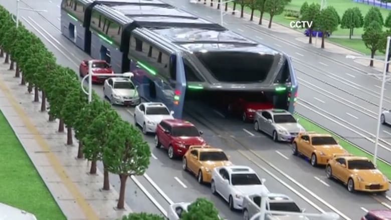 حافلات تسير فوق السيارات.. لمواجهة أزمة المرور في الصين