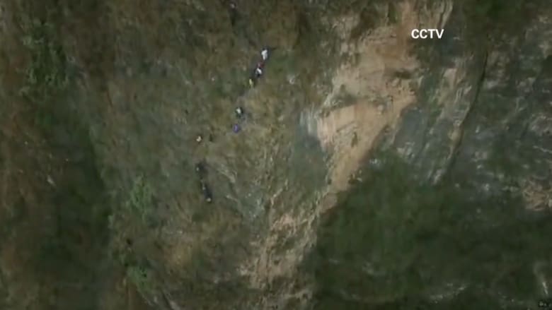 بالفيديو: أطفال على منحدرات الجبال لطلب العلم.. في الصين