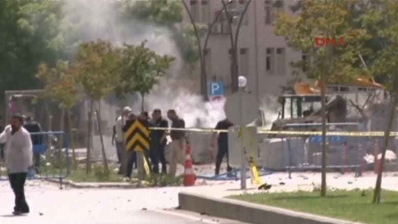 بالفيديو: مقتل شرطي في انفجار أمام مقر شرطة “غازي عنتاب” بتركيا
