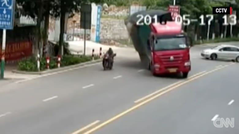 شاهد.. سائق دراجة نارية ينجو من الموت بأعجوبة في الصين