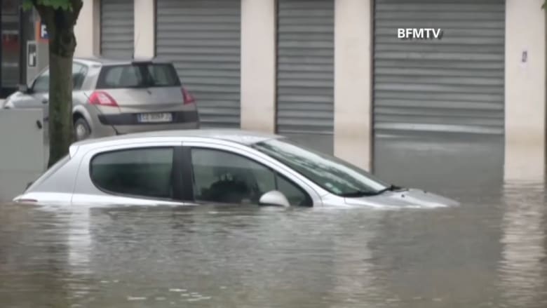 الرئيس الفرنسي يعلن حالة الطوارئ بسبب الفيضانات.. وإغلاق متحف اللوفر لنقل القطع الفنية