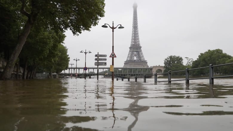 الفيضانات تتسبب بفوضى عارمة في فرنسا وألمانيا.. مقتل 10 وإخلاء الآلاف