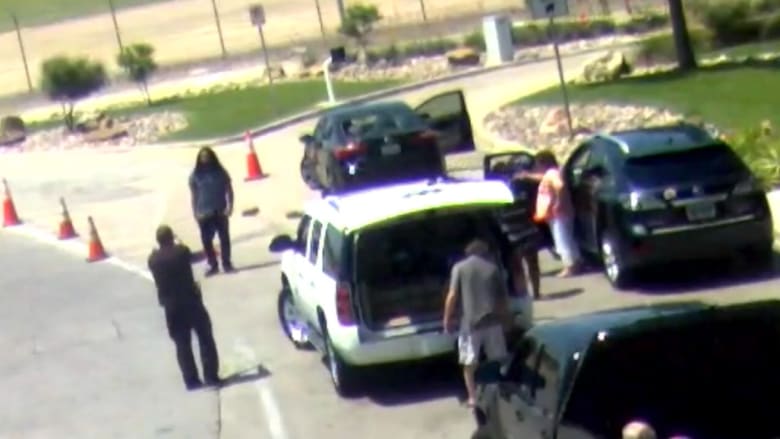 إطلاق النار على رجل هاجم سيارة صديقته السابقة بالحجارة أمام مطار في دالاس