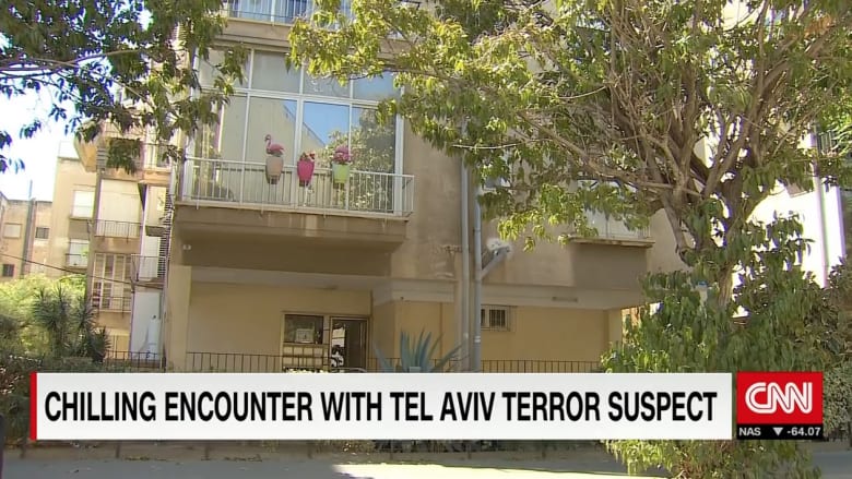 بالفيديو: أحد منفذي هجوم تل أبيب اختبأ بين الحشود.. ليلجأ إلى بيت شرطي إسرائيلي