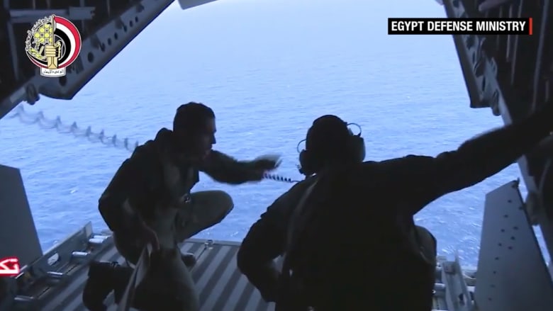 بالفيديو: بعد العثور على حطام طائرة "مصر للطيران".. هل تستطيع السلطات انتشاله قبل فوات الأوان؟