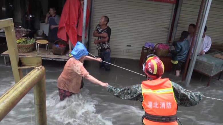 أمطار غزيرة تؤدي إلى سيول مفاجئة في الصين