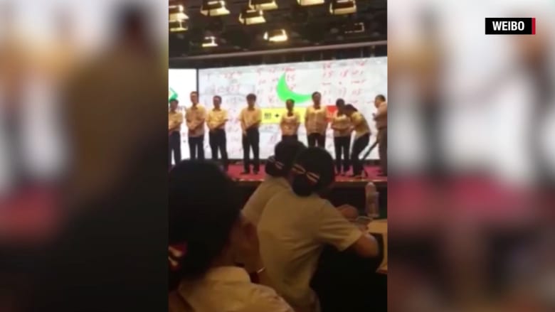  شاهد: مدرب في بنك صيني يضرب الموظفين على مؤخراتهم.. والسبب؟