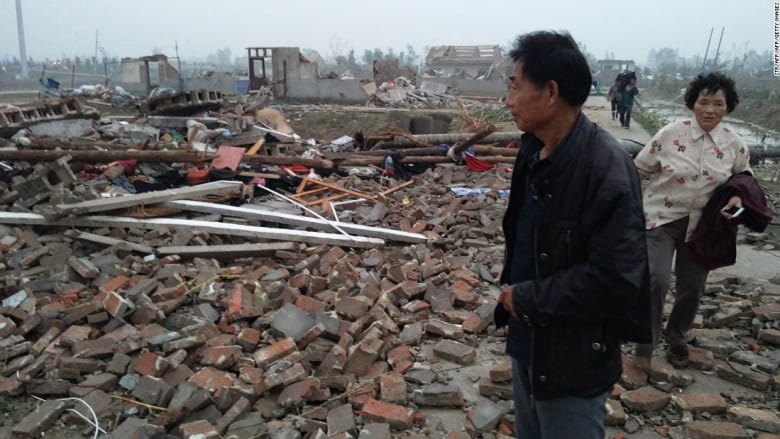 شاهد.. أعاصير وانهيارات أرضية وفيضانات مدمرة تقتل العشرات في الصين