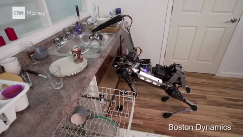 شاهد.. كلب روبوتي ذكي يقوم بأعمالك المنزلية