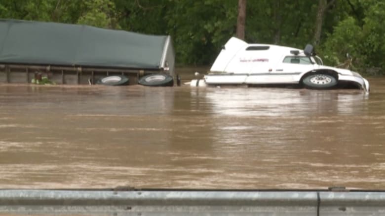 بالفيديو: مقتل 14 شخصا إثر فيضانات وعواصف رعدية في ولاية فيرجينيا الغربية