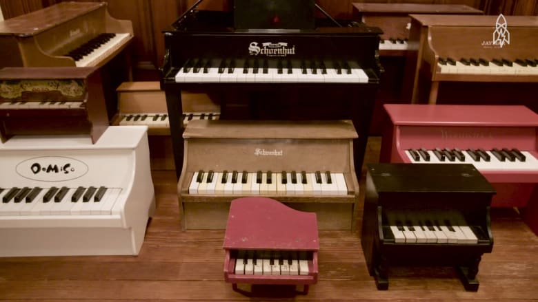 عازفة أمريكية تحول دمى البيانو لأدوات موسيقية راقية