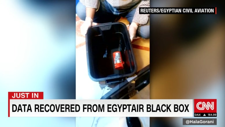 بالفيديو: مؤشرات على وجود دخان وتلف بحطام رحلة مصر للطيران بسبب حرارة عالية.. ما الذي أسقطها؟