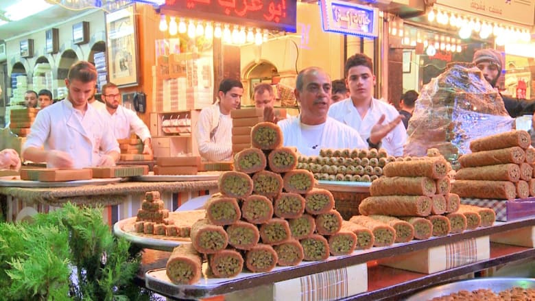 شاهد.. أجواء ليلة العيد في سوق الحلويات الأشهر بدمشق