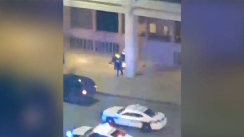 بالفيديو.. شاهد عيان يسجل لحظات لتبادل إطلاق النار مع مشتبه به بدالاس ويروي لـCNN ما عاينه