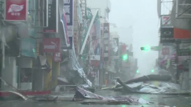شاهد.. إعصار هائل يضرب تايوان برياح سرعتها 240 كيلومترا بالساعة