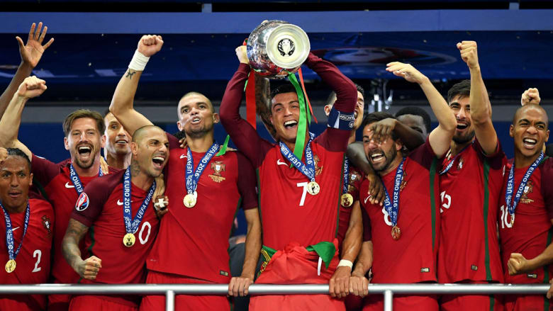 بالصور: رونالدو يمسح أحزان الماضي بلقب يورو 2016 بالصور: رونالدو يمسح أحزان الماضي بلقب يورو 2016
