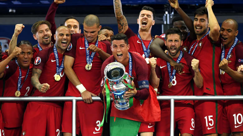 بالصور: رونالدو يمسح أحزان الماضي بلقب يورو 2016 بالصور: رونالدو يمسح أحزان الماضي بلقب يورو 2016