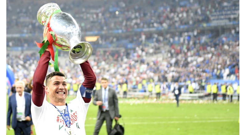 بالصور: رونالدو يمسح أحزان الماضي بلقب يورو 2016 بالصور: رونالدو يمسح أحزان الماضي بلقب يورو 2016
