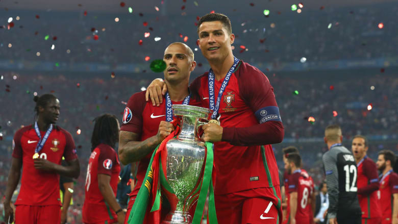 بالصور: رونالدو يمسح أحزان الماضي بلقب يورو 2016 بالصور: رونالدو يمسح أحزان الماضي بلقب يورو 2016