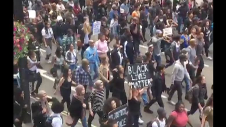 بالفيديو: احتجاجات في بريطانيا على عنف الشرطة الأمريكية ضد السود
