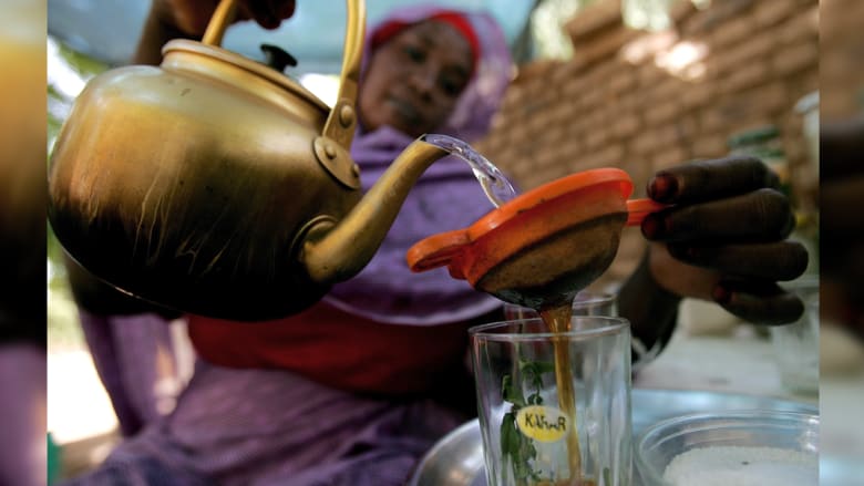 مسؤولة سودانية تتحدث لـCNN عن وضع المرأة بيومها العالمي: البنطال ليس سببا للجلد وبائعات الشاي نساء مكافحات