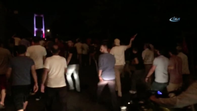 شاهد.. حشود من الأتراك يتجمعون في شوارع أنقرة