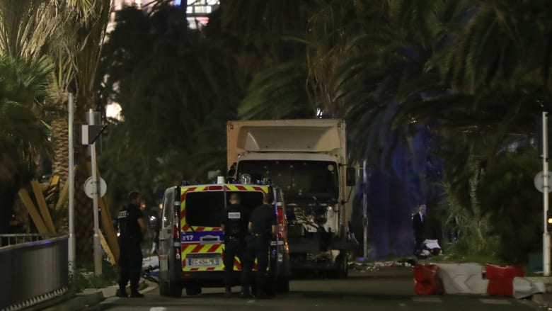 بالصور.. آثار الرصاص تملأ مقدمة الشاحنة المستخدمة بهجوم نيس ومسرح الحادثة بالصور.. آثار الرصاص تملأ مقدمة الشاحنة المستخدمة بهجوم نيس ومسرح الحادثة