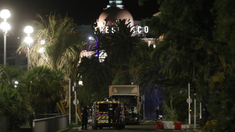 بالصور.. آثار الرصاص تملأ مقدمة الشاحنة المستخدمة بهجوم نيس ومسرح الحادثة بالصور.. آثار الرصاص تملأ مقدمة الشاحنة المستخدمة بهجوم نيس ومسرح الحادثة