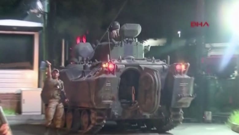 شاهد.. دبابات وقوات عسكرية تغلق جسرين وشوارع رئيسية في إسطنبول 