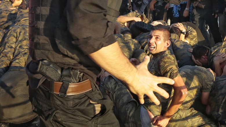 أتراك غاضبون من جنود شاركوا في محاولة الانقلاب أتراك غاضبون من جنود شاركوا في محاولة الانقلاب