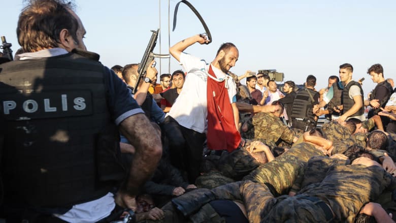 أتراك غاضبون من جنود شاركوا في محاولة الانقلاب أتراك غاضبون من جنود شاركوا في محاولة الانقلاب