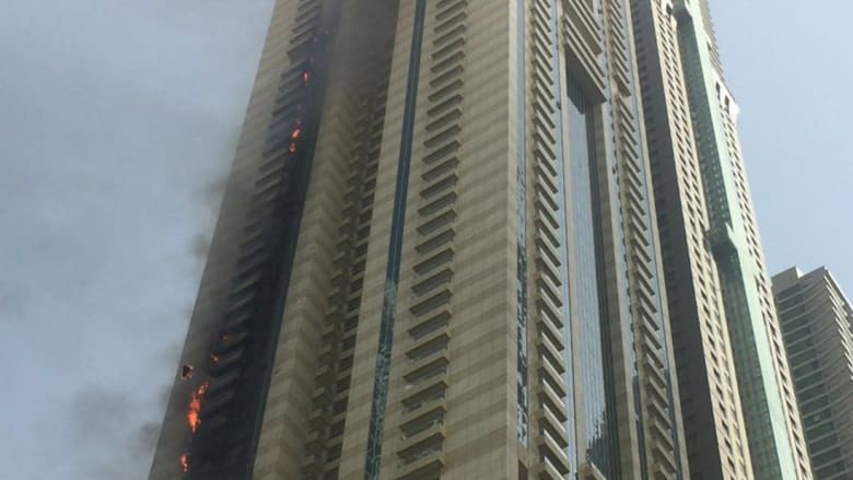 شاهد: نشوب حريق في برج سكني في دبي مارينا