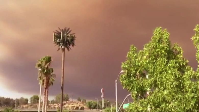 دخان الحرائق يلون أجزاء من سماء لوس أنجلوس بالذهبي والبرتقالي