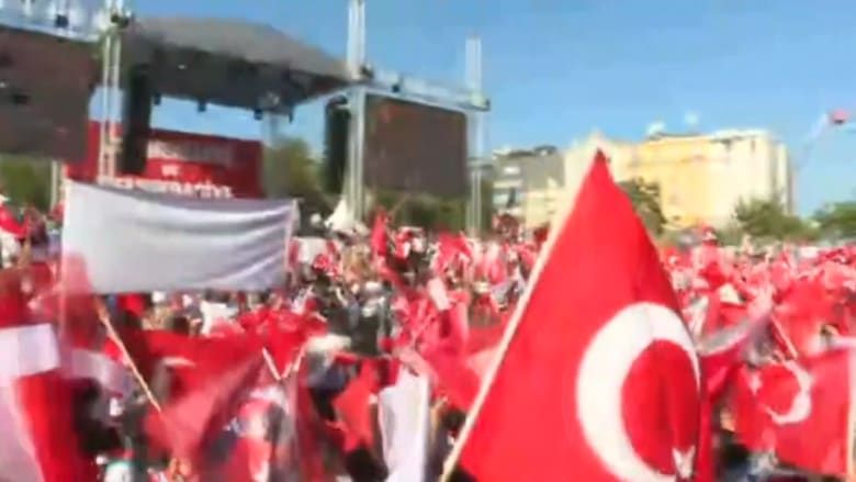 الآلاف بمسيرة دعا لها الحزب المعارض الرئيسي في تركيا دعما للديمقراطية 