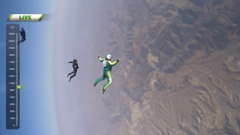 لأول مرة في التاريخ.. رجل يقفز من ارتفاع 25 ألف قدم "دون مظلة"