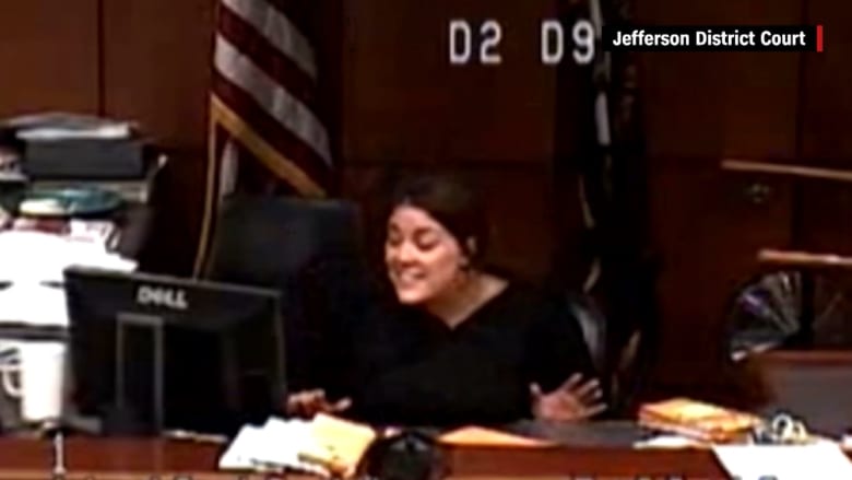 شاهد غضب قاض أمريكية بعد مثول سجينة أمامها "بسروال قصير"