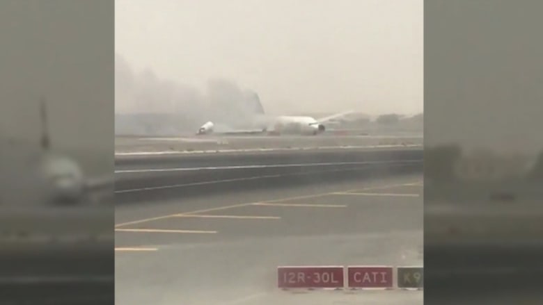 شاهد.. انزلاق الطائرة التابعة لطيران الإمارات أثناء هبوطها
